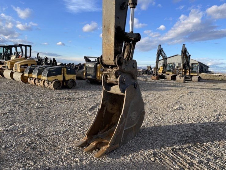 deere-245g-lc-image-11