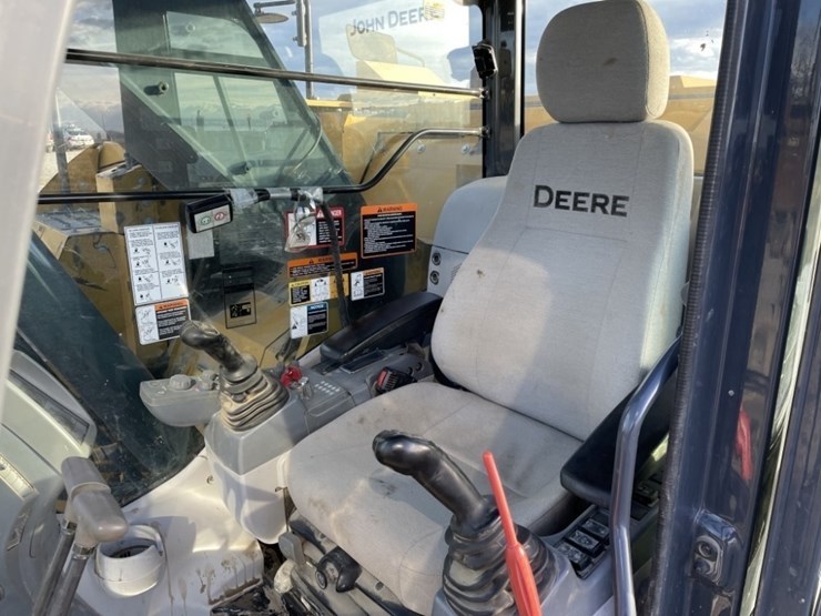 deere-245g-lc-image-38