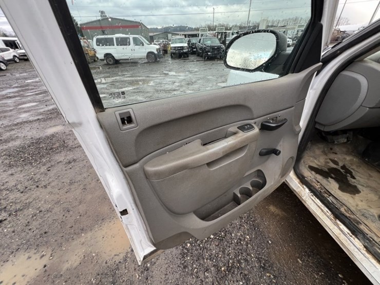 2011-chevrolet-silverado-2500-image-24