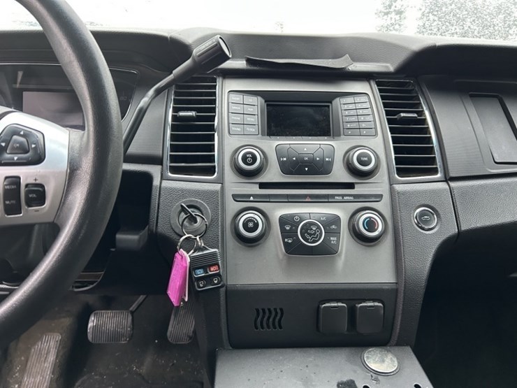 2014-ford-taurus-sedan-image-16