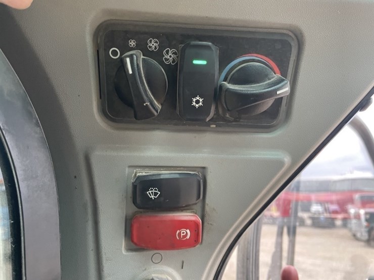 2020-caterpillar-262d3-image-26