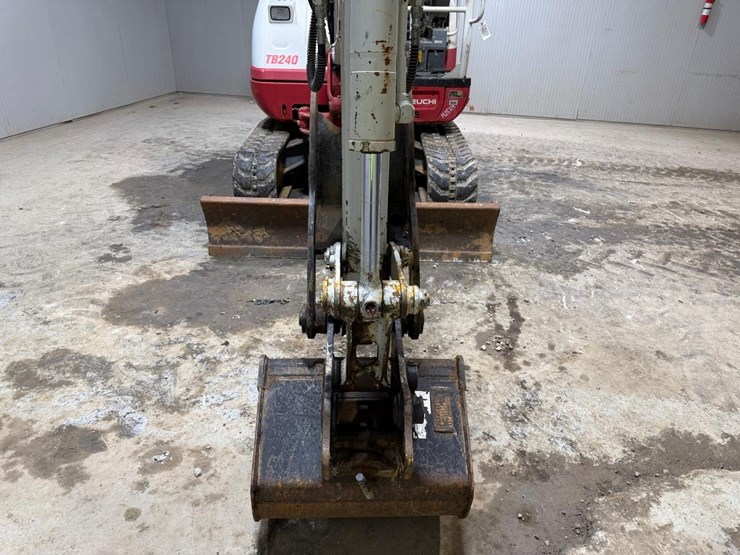 2017-takeuchi-tb240-image-8