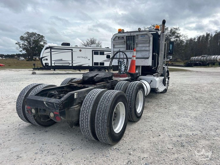 2015-peterbilt-579-image-3