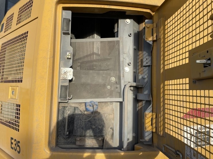 deere-245g-lc-image-31