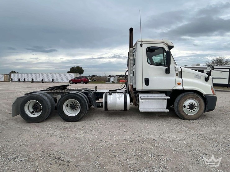 2015-freightliner-cascadia-125-image-34