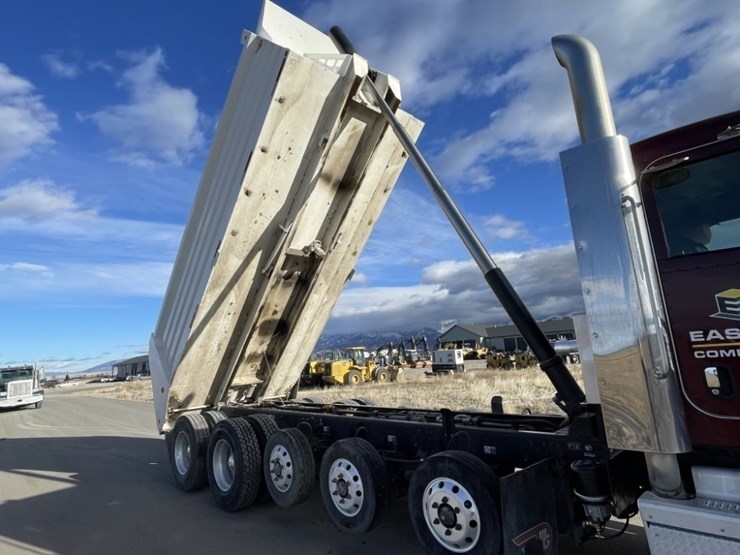 2020-peterbilt-389-image-33