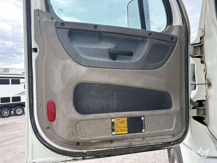 2015-freightliner-cascadia-125-image-13