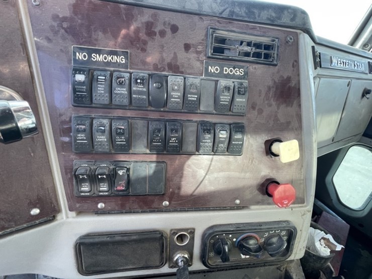 2014-western-star-4700sb-image-40