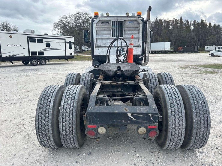 2015-peterbilt-579-image-24