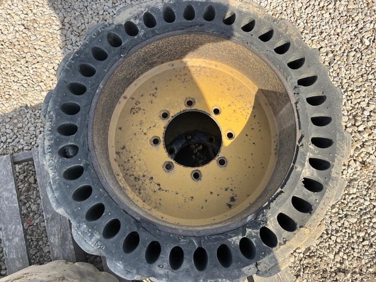 10-16.5-solid-skid-steer-tires-image-5
