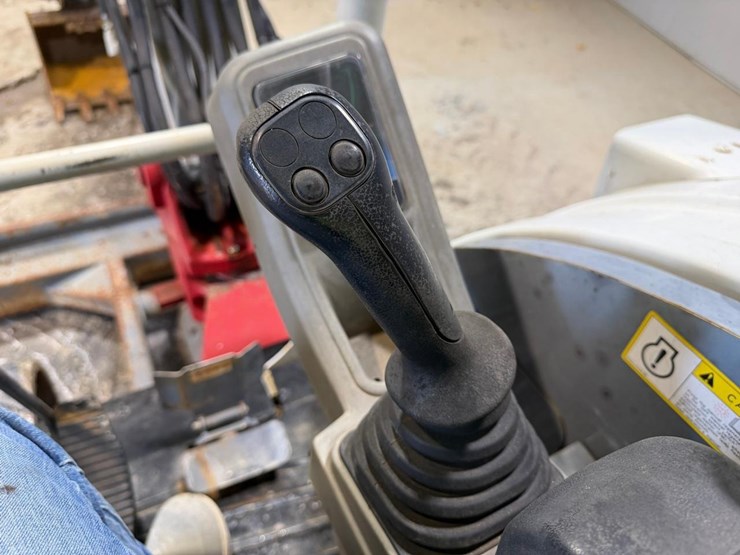 2017-takeuchi-tb240-image-26