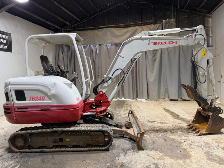 2017-takeuchi-tb240-image-6