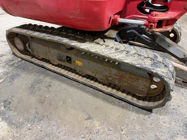 2017-takeuchi-tb240-image-18