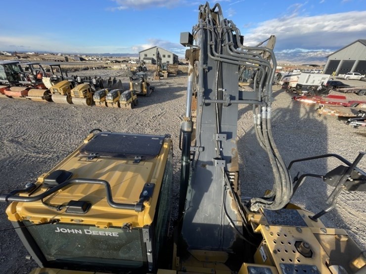 deere-245g-lc-image-37