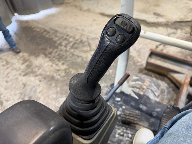 2017-takeuchi-tb240-image-25