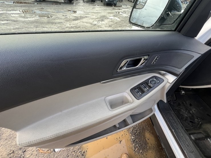 2014-ford-explorer-image-23