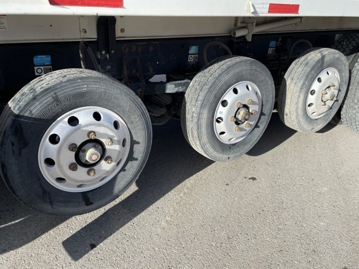 2020-peterbilt-389-image-10