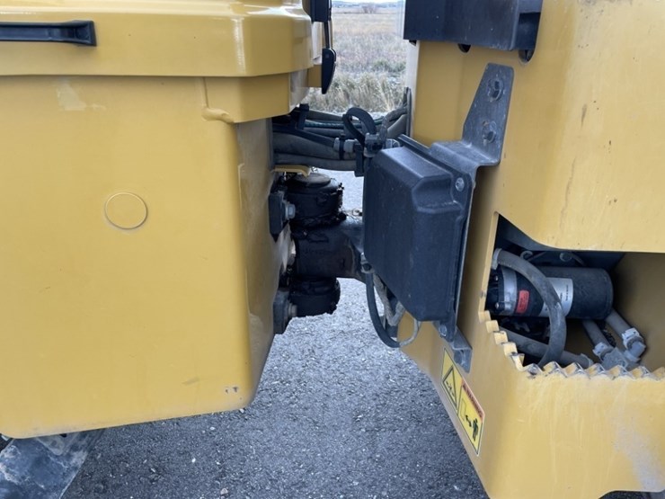 caterpillar-cb24b-image-11