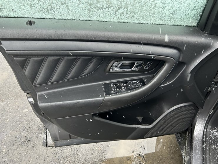 2014-ford-taurus-sedan-image-22