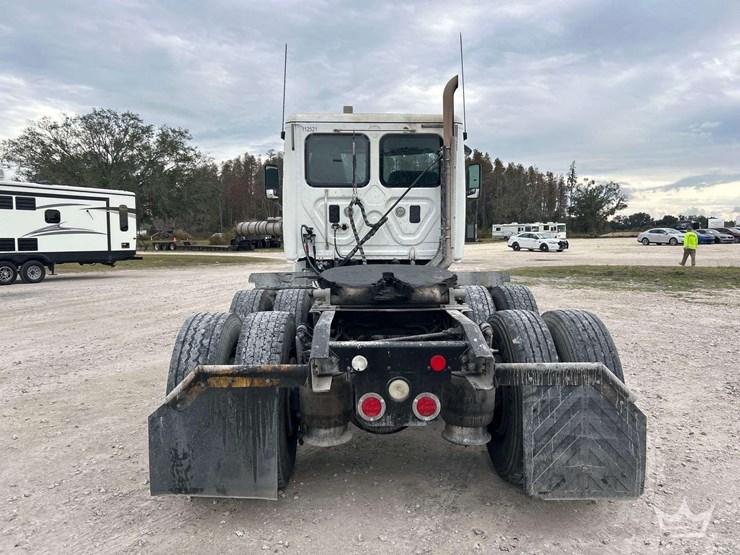 2015-freightliner-cascadia-125-image-36
