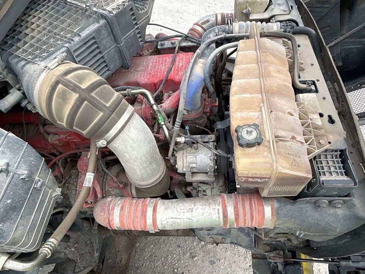 2015-peterbilt-579-image-9