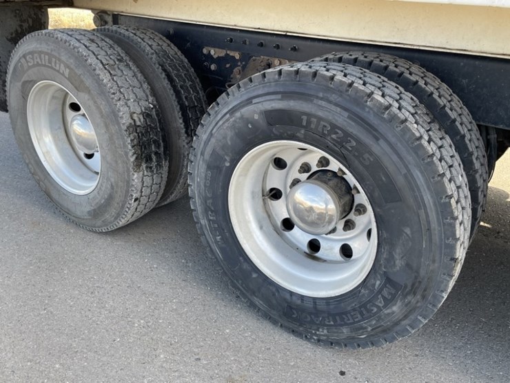 2020-peterbilt-389-image-15