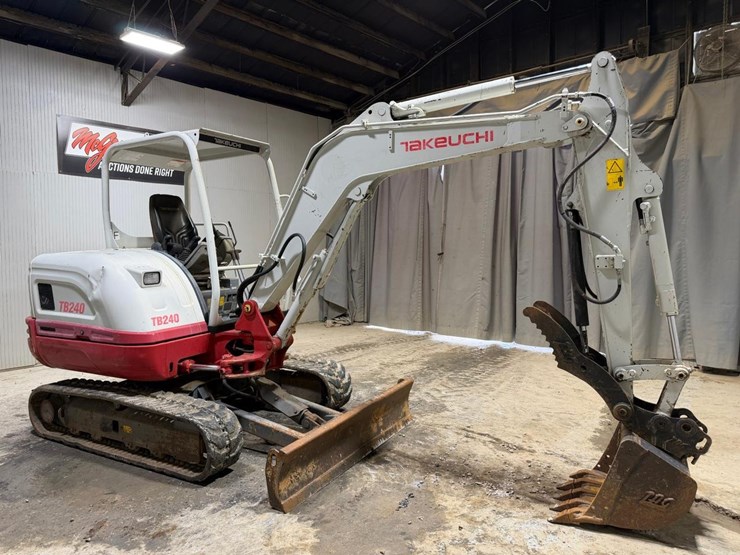 2017-takeuchi-tb240-image-7