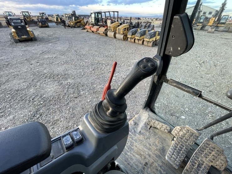 deere-345g-lc-image-45