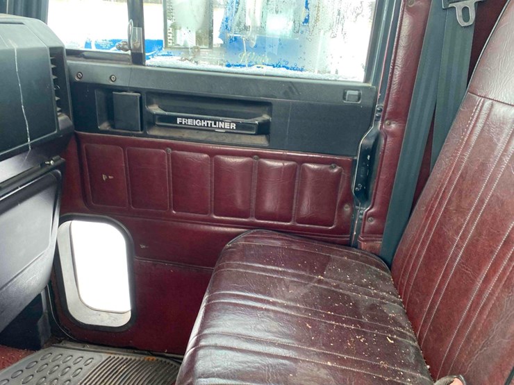 1987-freightliner-day-cab-semi-tractor-image-66