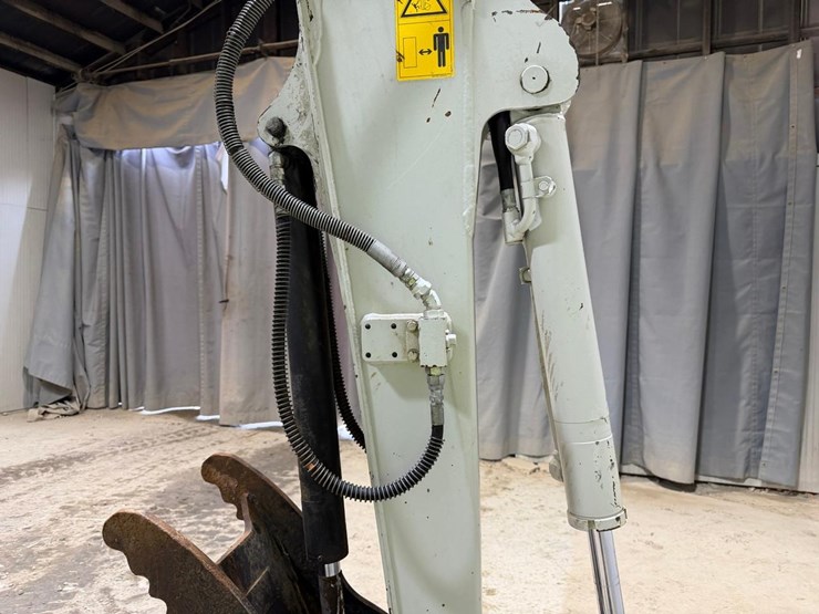 2017-takeuchi-tb240-image-11