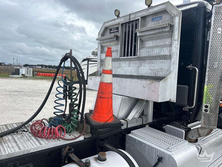 2015-peterbilt-579-image-20