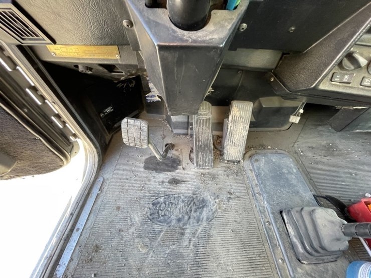 1998-peterbilt-379-image-59