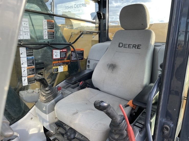 deere-245g-lc-image-37