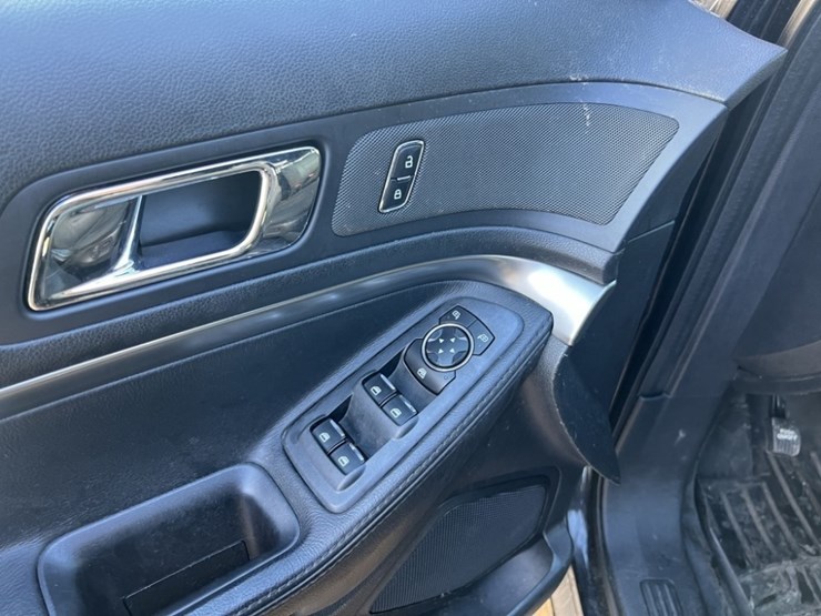 2016-ford-explorer-image-24