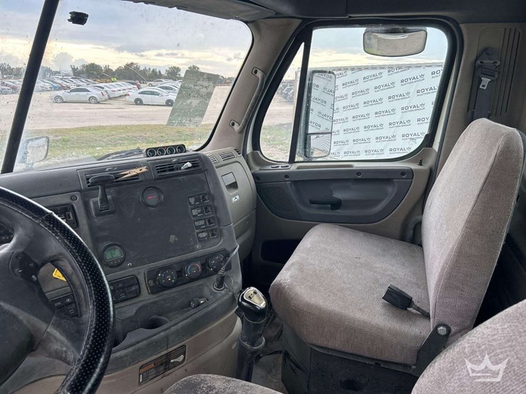 2015-freightliner-cascadia-125-image-24