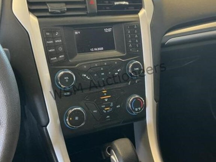 2016-ford-fusion-se-sdn-image-17