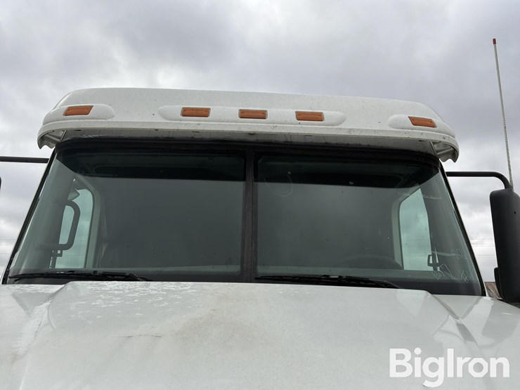 2011-freightliner-columbia-120-image-14