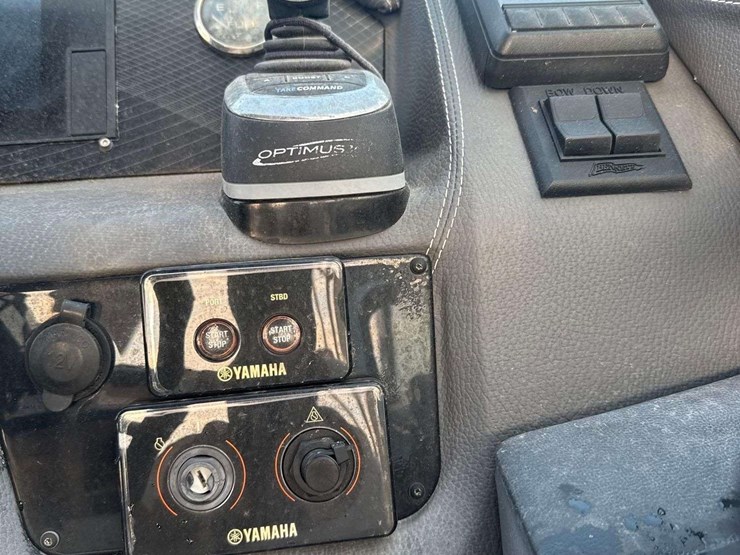 2018-regal-29obx-29ft-yacht-with-34ft-trailer-image-35