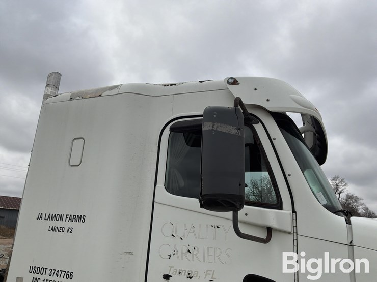 2011-freightliner-columbia-120-image-18