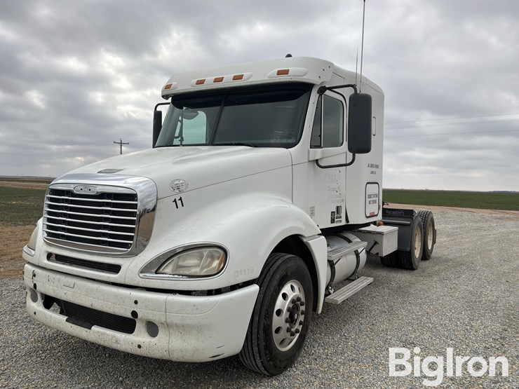2011-freightliner-columbia-120-image-1
