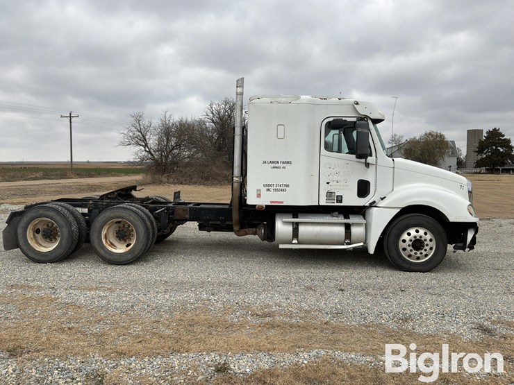 2011-freightliner-columbia-120-image-4