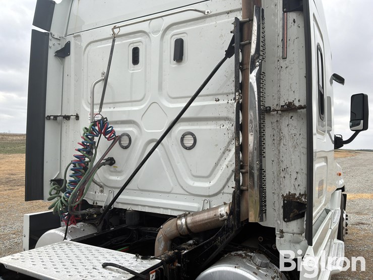 2018-freightliner-cascadia-125-image-20