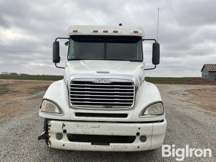 2011-freightliner-columbia-120-image-2