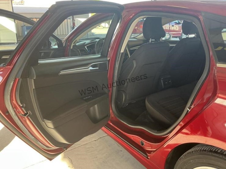 2015-ford-fusion-se-sdn-image-25