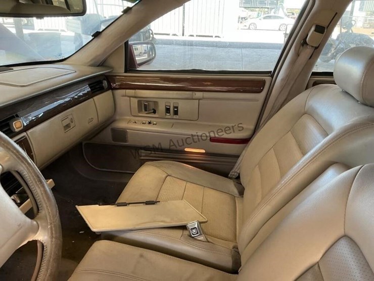 1994-cadillac-deville-concours-sdn-image-17
