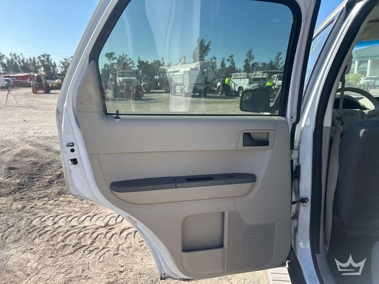 2011-ford-escape-image-16