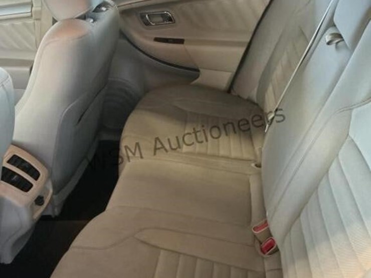 2015-ford-taurus-sdn-image-21