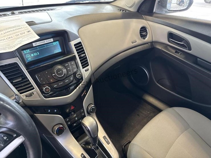 2011-chevrolet-cruze-lt-sdn-image-18