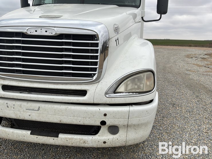 2011-freightliner-columbia-120-image-10