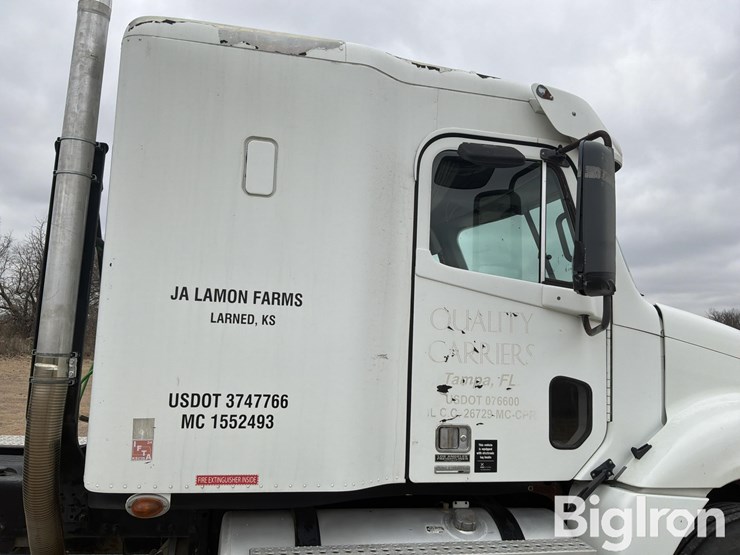 2011-freightliner-columbia-120-image-19